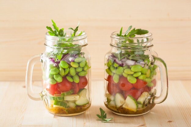 Salade de légumes sains en pot Mason