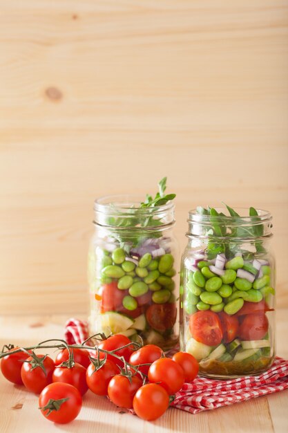 Salade de légumes sains en pot Mason