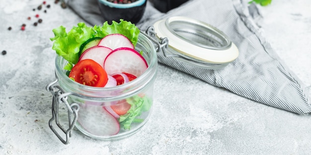 Salade de légumes sains tomate, concombre, laitue mélange de radis