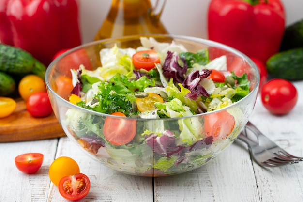 Salade de légumes sains.