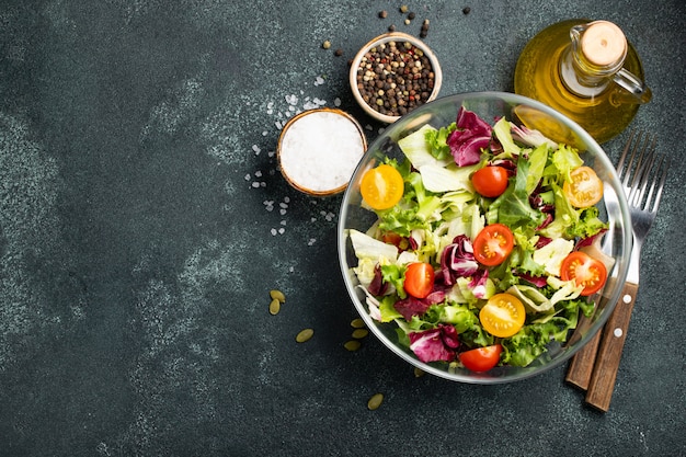 Salade de légumes sains.