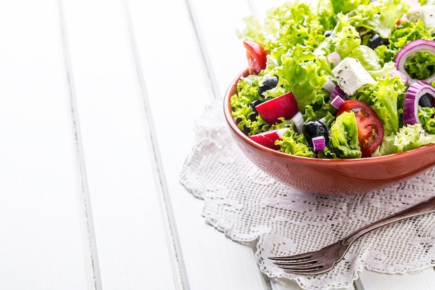 Salade de légumes Salade de légumes printaniers Salade de légumes frais avec tomates oignons fromage et olives