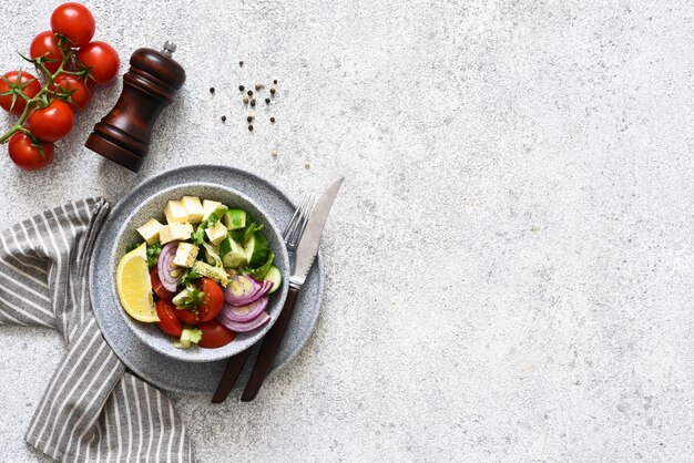 Salade de légumes avec sauce et feta