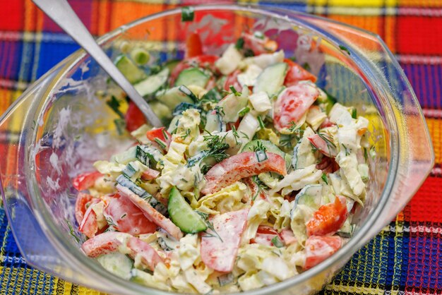 Photo salade de légumes avec sauce mayonnaise dans un bol en verre