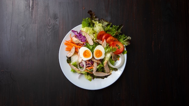 Salade de légumes sur la table en bois