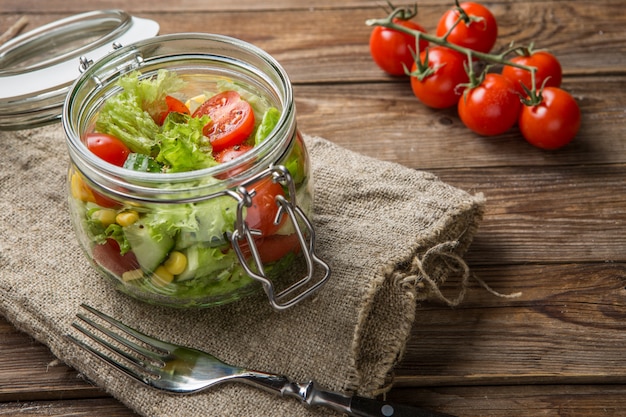 Salade de légumes sur une table en bois