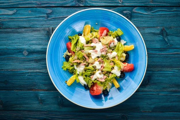 Photo salade de légumes et thon mozzarella et câpres cuisine italienne espace libre pour votre texte vue de dessus