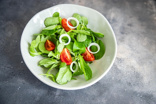 Salade de légumes tomate oignon mélange de laitue mâché vert frais repas sain nourriture collation régime alimentaire