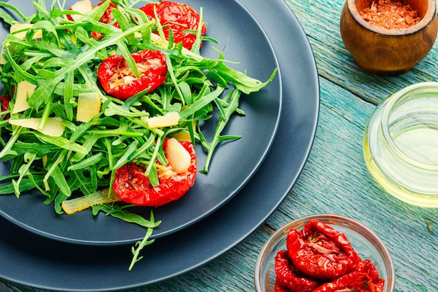 Salade de légumes de tomates séchées et roquette.Salade verte saine