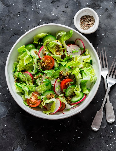 Salade de légumes végétarienne facile avec des légumes frais Tomates cerises Laitue romano Concombres Radis