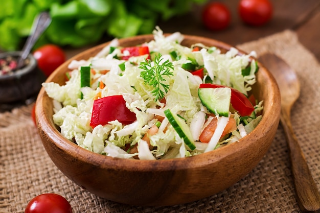 Salade de légumes végétariens dans un bol en bois