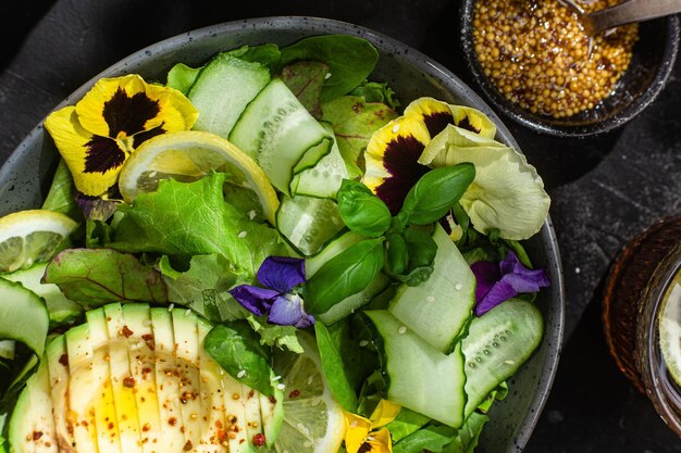 Salade de légumes verts avocat et concombres Style culinaire