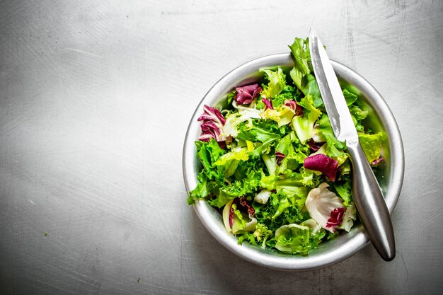 Salade de légumes verts frais dans un bol