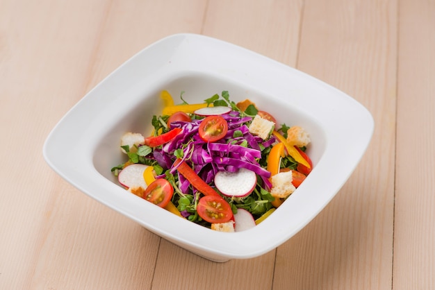 Salade de légumes verts frais faits maison sur table.