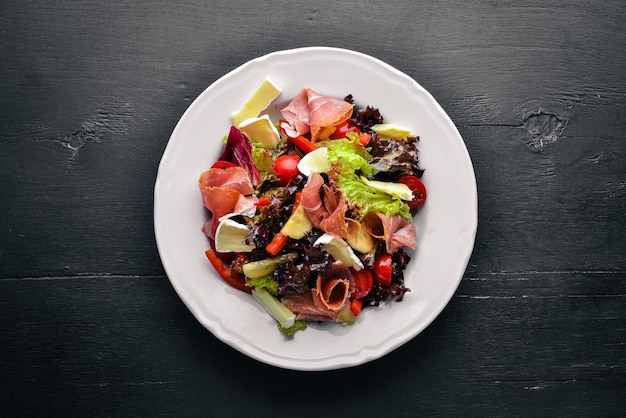 Salade de légumes et viande en dés Sur un fond en bois Vue de dessus Espace libre