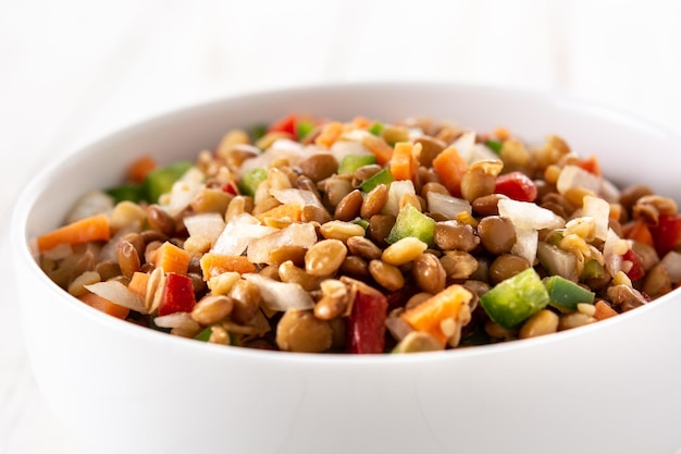 Salade de lentilles au peppersonion et carotte dans un bol