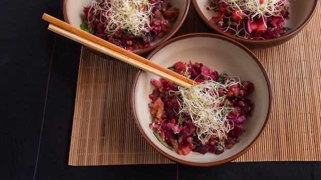 Salade de lentilles, betteraves et pousses en trois bols individuels