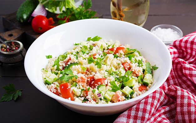 Salade libanaise traditionnelle Tabbouleh Couscous avec persil tomate concombre citron et huile d'olive cuisine du Moyen-Orient