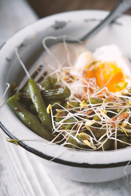 Salade de lin germé et d'oeufs de caille en gros plan