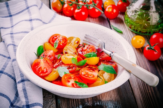 Photo salade lumineuse de tomates cerises bio au basilic balsamique et huile d'olive