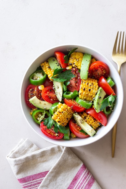 Salade de maïs avocat tomates poivrons et persil Alimentation saine Nourriture végétarienne