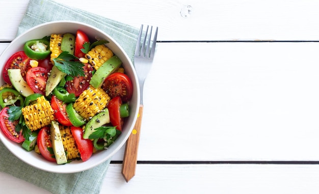 Salade de maïs avocat tomates poivrons et persil Alimentation saine Nourriture végétarienne