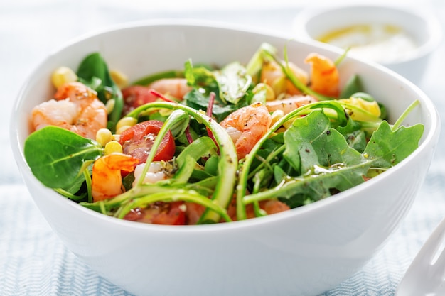 Salade de maïs, crevettes et asperges servie dans un bol.