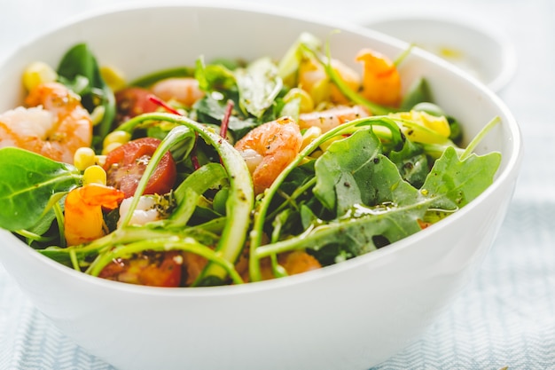 Salade de maïs, crevettes et asperges servie dans un bol.