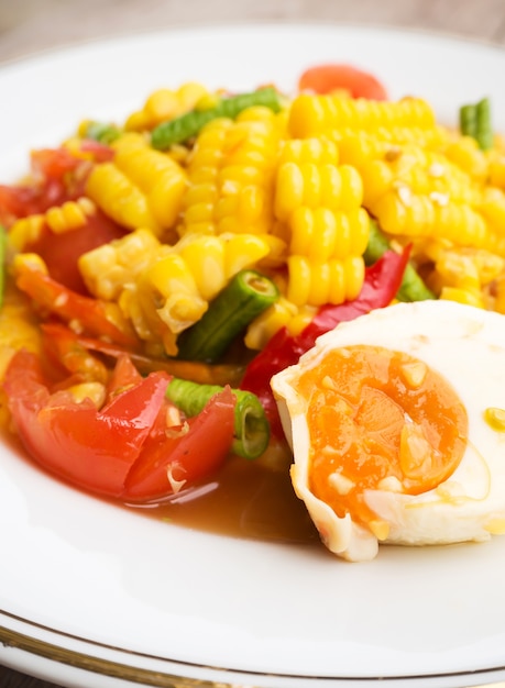 Salade de maïs épicée avec oeuf salé.
