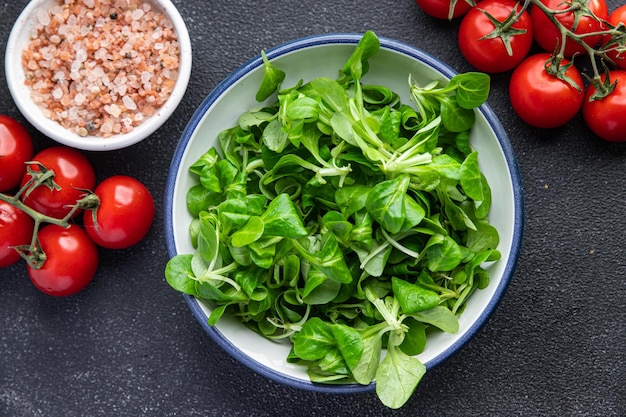 salade de maïs feuilles vertes repas sain frais collation alimentaire sur la table copie espace arrière-plan alimentaire