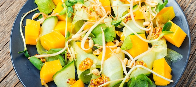 Salade de mangue et légumes.