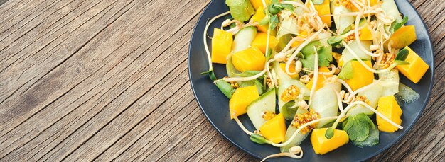 Salade de mangue et légumes.
