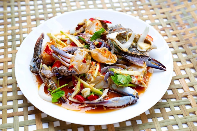 Salade de mangue verte épicée au crabe bleu