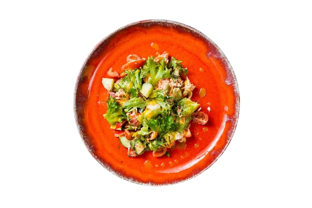 Salade méditerranéenne aux tomates cerises concombre salade verte avacado et crabe isolé sur fond blanc
