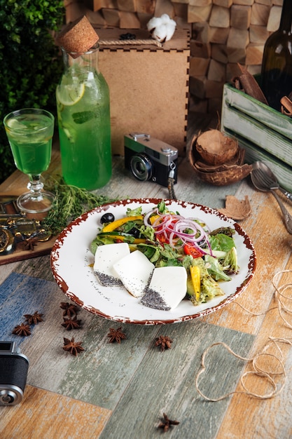 Salade méditerranéenne légumes frais fromage fétax