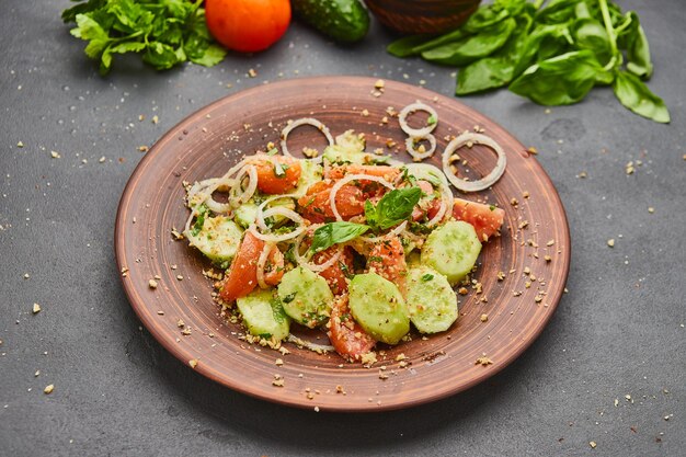 Salade de mélange de désintoxication printanière fraîche avec des légumes tels que des tomates, des concombres et des oignons