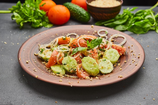 Salade de mélange de désintoxication printanière fraîche avec des légumes tels que des tomates, des concombres et des oignons