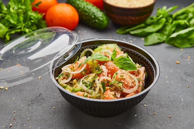 Salade de mélange de désintoxication printanière fraîche avec des légumes tels que des tomates, des concombres et des oignons