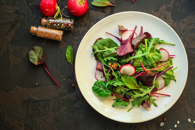 Salade avec mélange de feuilles de laitue