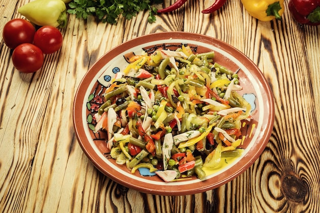 Salade avec mélange de légumes sur une assiette