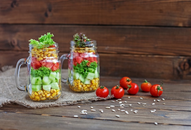 Salade mélanger avec des légumes.