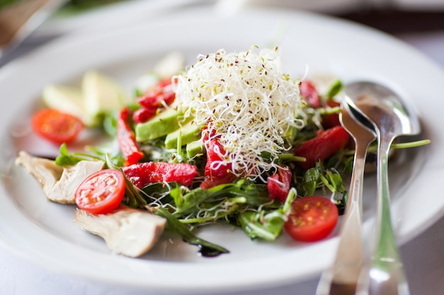 Salade avec microgreen sur assiette.