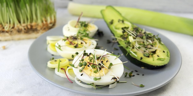 Salade de micropousses, avocat, œufs durs, poireau et roquette