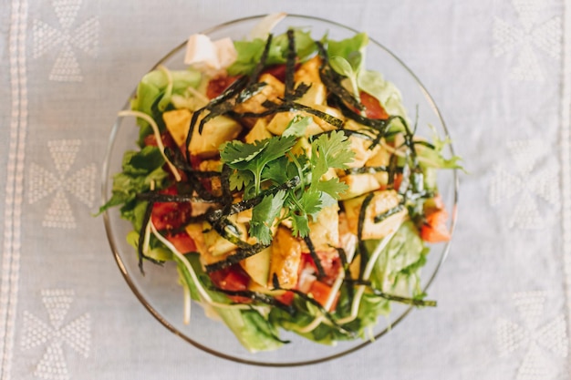 Salade mixte d'avocat et de légumes servie dans un bol