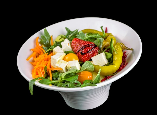 Salade mixte fraîche avec fromage et fraise, poivrons verts, jalapeo, rucula. carotte et betterave.