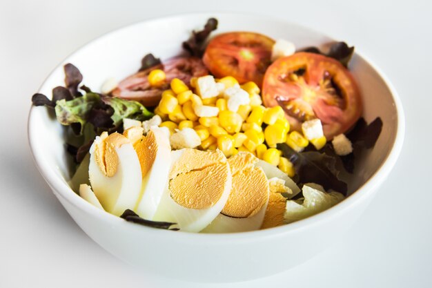 Salade mixte fraîche avec des oeufs se bouchent