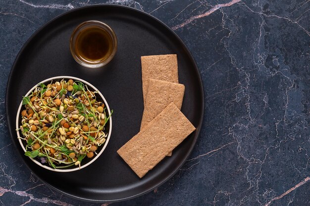 Salade mixte de grains germés et de micro-pousses dans un bol, vue de dessus.