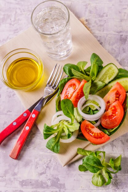 Salade mixte de légumes avec beaucoup de légumes.