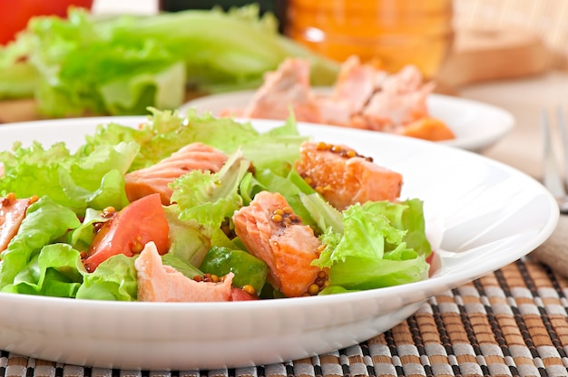 Salade Mixte De Légumes Frais Avec Des Morceaux De Saumon