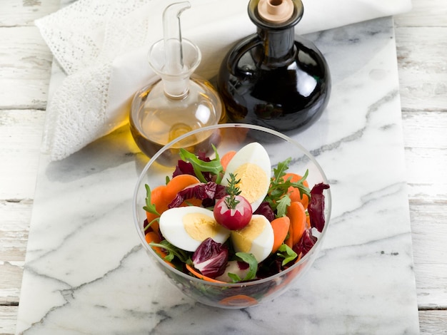 Salade mixte avec roquette carotte et oeuf